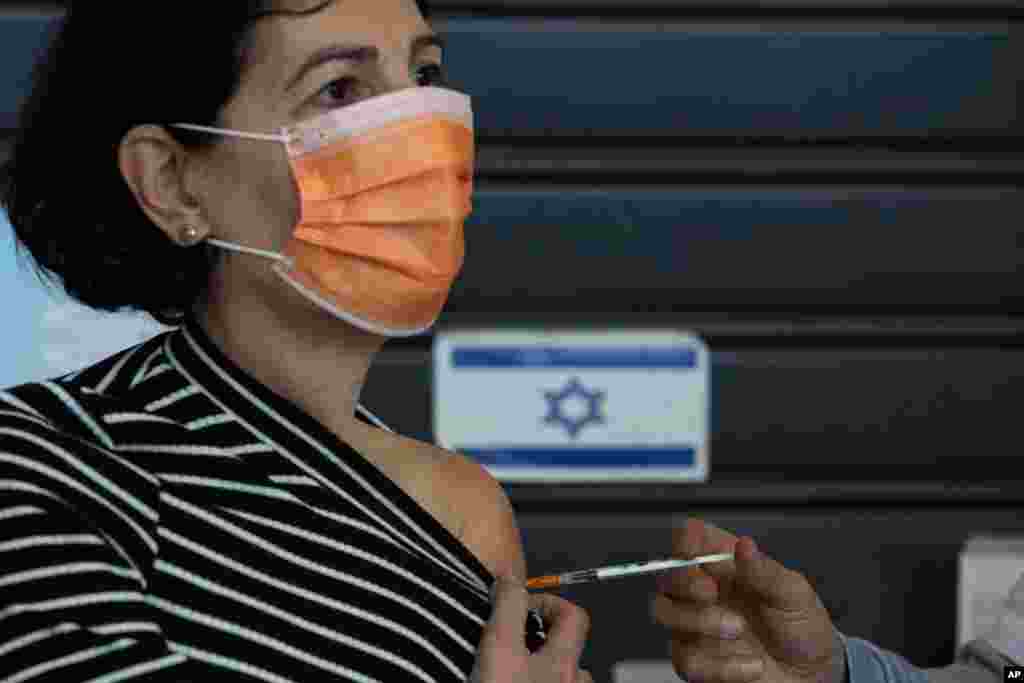  یک زن اسرائیلی در حال دریافت واکسن کرونای ساخت شرکت فایزر. اسرائیل از جمله کشورهای پیشرو در واکسیناسیون جمعیت خود است. 