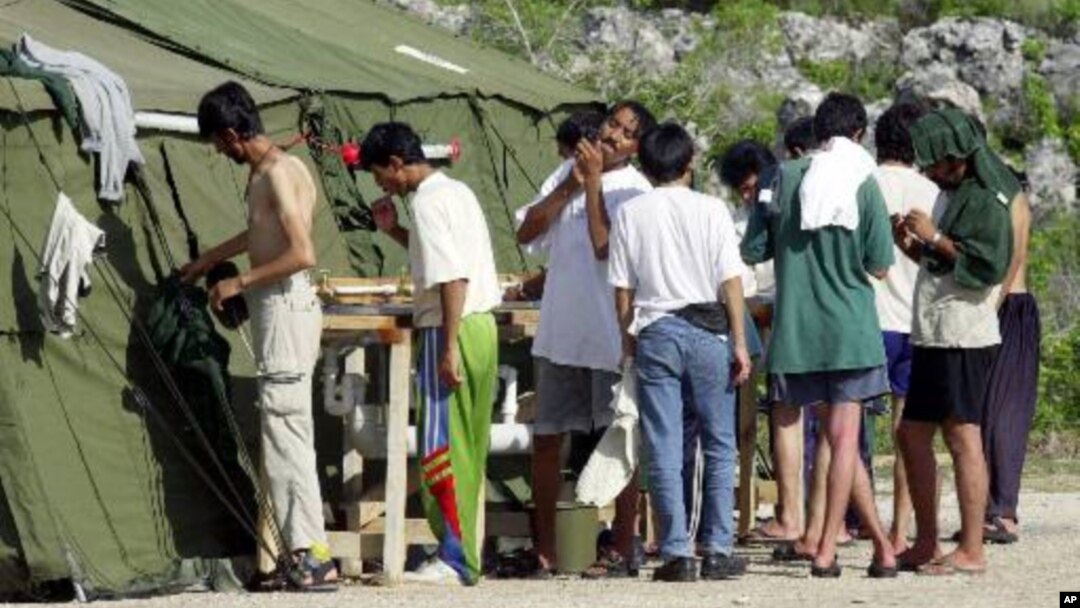 Para pendatang gelap yang berupaya masuk ke Australia ini berada di Pulau Nauru, salah satu kamp pemrosesan bagi pencari suaka politik di luar Australia (foto: dok). 