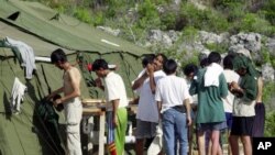 Para pendatang gelap yang berupaya masuk ke Australia berada di Pulau Nauru, salah satu kamp pemrosesan bagi pencari suaka politik di luar Australia (foto: dok). 