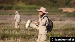 ເຈົ້າໜ້າທີ່ເກັບກູ້ລະເບີດທີ່ບໍ່ທັນແຕກໃນລາວ ເຂົ້າຮ່ວມການຝຶກຊ້ອມ ກ່ຽວກັບ ການລະມັດລະວັງ ລະເບີດບໍ່ທັນແຕກ.