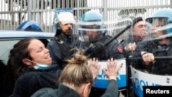 9일 이탈리아 로마의 한 교도소에서 신종 코로나바이러스 방역을 위해 면회가 금지된 데 대해, 수감자 가족들이 교도소 밖에서 항의하고 있다.