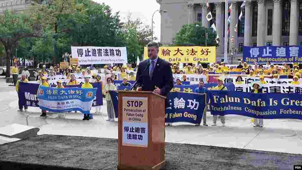 中国国家主席习近平在白宫与特朗普总统会面之际，法轮功学员在首都华盛顿美国海军纪念馆前广场举行和平集会。来自纽约州的民主党籍联邦众议员帕特‧瑞安(Pat Ryan)发表讲话 。（2026年9月24日）