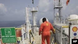 Un employé de Shell au Nigeria après une fuite de pétrole, le 26 décembre 2011. (AP Photo/Sunday Alamba) 