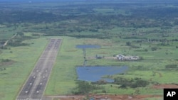 菲律宾2023年4月3日依据《加强防务合作协定》（EDCA）宣布增添四个军事基地供美军使用，其中包括位于菲国北部卡加延省（Cagayan）的拉洛机场（Lal-lo Airport）。