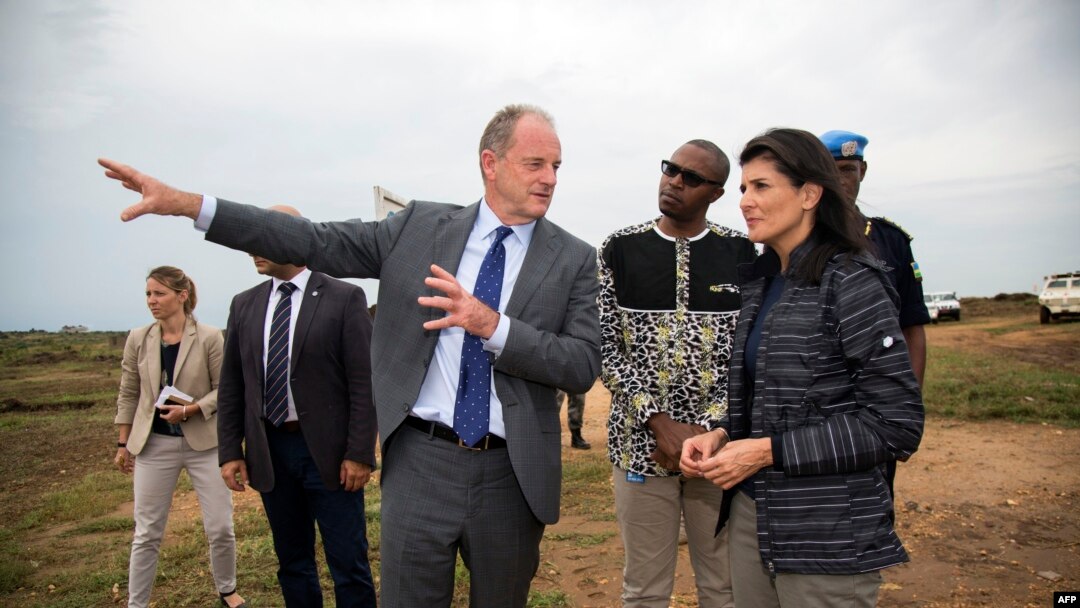 Utusan PBB untuk Sudan Selatan (kiri) memberikan penjelasan kepada Duta Besar AS untuk PBB, Nikki Haley, dalam kunjungan ke lokasi Perlindungan Warga Sipil PBB, di Juba, Sudan Selatan, 25 Oktober 2017.