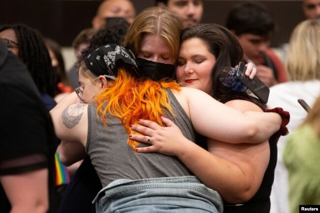 Abortion rights supporters react to the news that voters had rejected a state constitutional amendment that would have declared there is no right to abortion, during the Kansans for Constitutional Freedom election watch party in Overland Park, Kansas, U.S. August 2, 2022. (Evert Nelson/USA Today Network via REUTERS)