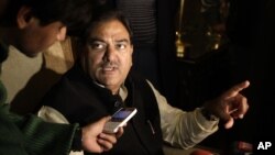 국제올림픽위원회(IOC)의 인도 회원국 자격 중단 발표후 인터뷰 하고있는 인도 올림픽 위원회 선거장.