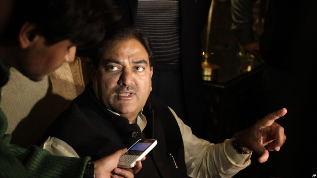 Abhey Singh Chautala, Presiden Komite Olimpiade India (IOA) berbicara kepada media di New Delhi setelah pengumuman penangguhan keanggotaan India oleh IOC (4/12). 
