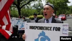 活動人士在美國國務院前舉行抗議，敦促美國和國際社會針對中國政府對待新疆維吾爾人的做法採取行動（2021年5月5日）