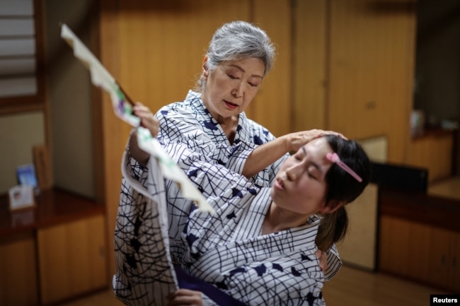 Saruwaka Kiyoshie (left), 74, teaches her pupil Sakiko Kaneda, 22, traditional Japanese dance or Nihonbuyo, at Saruwaka's studio in Tokyo, Japan, May 24, 2024. (REUTERS/Kim Kyung-Hoon)