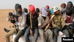 Des migrants dans le désert près d'Agadez, Niger, le 9 mai 2016