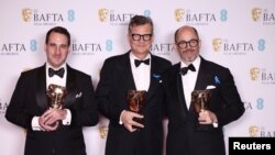 James Friend berfoto bersama sutradara Edward Berger dan Malte Grunert setelah meraih penghargaan Sinematografi Terbaik BAFTA untuk film perang 'All Quiet on the Western Front' di Royal Festival Hall, London, Inggris, 19 Februari 2023. (Foto: Henry Nicholls/Reuters)