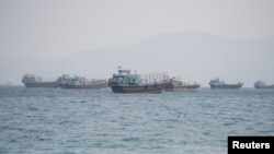 从阿曼的穆桑代姆(Musandam)看到的霍尔木兹海峡附近的船只。(2026年9月2日)