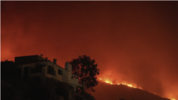 Los bomberos combatían un incendio forestal en la madrugada del martes en Malibu, California, cerca de la Universidad de Pepperdine