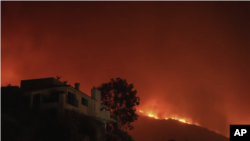 Las llamas del bautizado incendio Franklin se acercan a la Universidad Pepperdine, en Malibú, California, el 10 de diciembre de 2024. (AP Foto/Jae C. Hong)