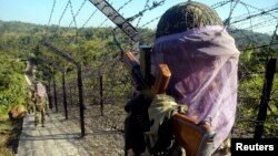 A Border Security Force soldier wears a mask to prevent mosquito bites as he patrols the remote Maharanicherra area in India's northeastern state of Tripura. (December 11, 2007 file photo)