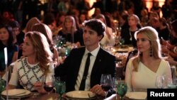 PM Kanada Justin Trudeau, dan istrinya Sophie Trudeau (kiri) bersama Ivanka Trump menghadiri KTT Perempuan Paling Berpengaruh atau Fortune Most Powerful Women Summit di Washington DC. 