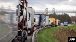 Drejtues të kamionëve bllokojnë pikën kufitare mes Polonisë dhe Ukrainës, në Dorohusk. Poloni, 6 nëntor 2023.