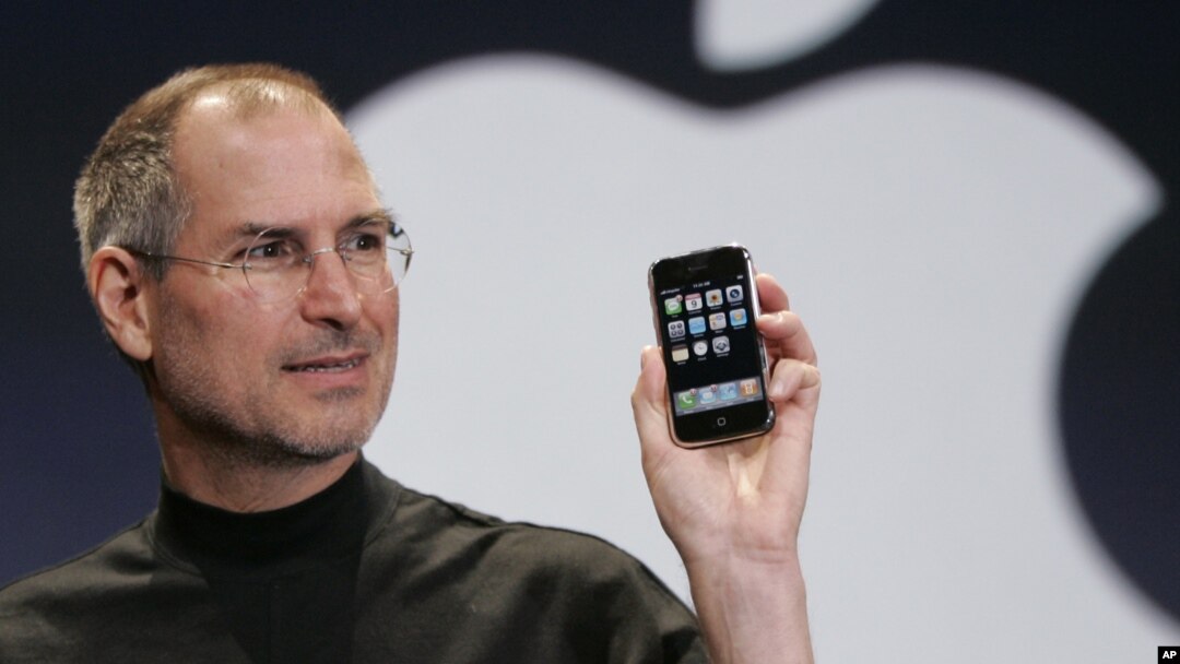 CEO Apple, Steve Jobs mengangkat sebuah Apple iPhone pada Konferensi MacWorld di San Fransisco (9/1/2007). (foto: AP Photo/Paul Sakuma, Arsip).