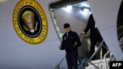 Президент США Джо Байден виходить з літака Air Force One після прибуття на базу ВПС Дувр у штаті Делавер, 17 липня 2024 року. Kent Nishimura/AFP