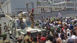 سربازان یمنی در مقابله با معترضانی که خواهان استفای علی عبدالله صالح هستند - تعز، ۲۸ آوریل ۲۰۱۱