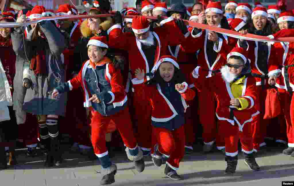 2017年12月17日在中国沈阳街头举行的&ldquo;圣诞跑&rdquo;活动，男女老少穿着圣诞老人服装跑步。 &ldquo;圣诞跑&rdquo;在沈阳获得地方政府部门支持，已经连续举办了三年。参加者交上158元报名费，就可以获得一套圣诞老人服饰、领取圣诞礼物，参加圣诞祷告。