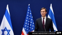 Mantan Penasihat Presiden AS Jared Kushner berbicara dalam konferensi pers setelah melakukan pertemuan dengan Perdana Menteri Israel pada saat itu Benjamin Netanyahu di Yerusalem, pada 30 Agustus 2020. (Foto: AFP)