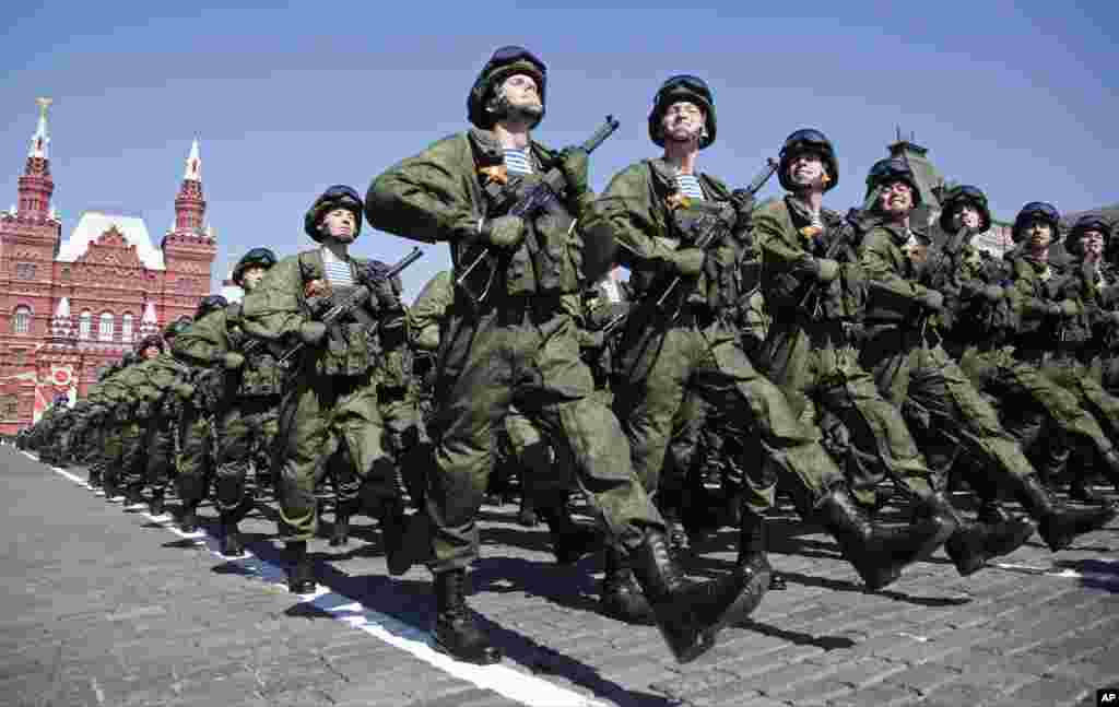 Des soldats russes défilent lors du défilé &nbsp;sur la Place Rouge à Moscou, le 9 mai 2016.
