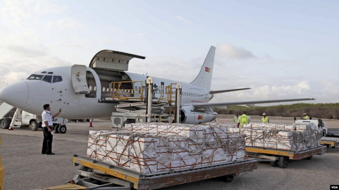 Bantuan bahan pangan dari Program Pangan Dunia PBB (WFP) tiba di bandara Mogadishu, Rabu (27/7).