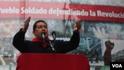 El gobierno insiste con la estrategia de mostrar a Chávez omnipresente e invulnerable, sostienen analistas.