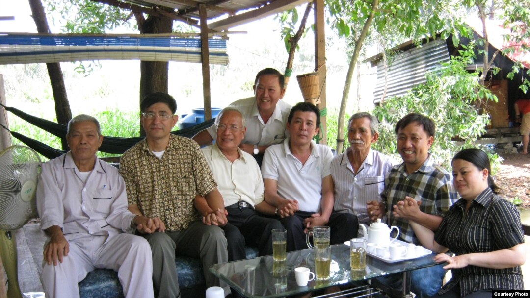 Pembangkang Nguyen Bac Truyen dan mantan tahanan politik Vietnam lainnya.