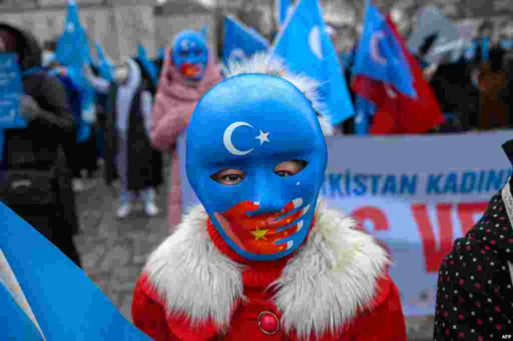 왕이 중국 외교부장 겸 외교담당 국무위원이 터키를 방문 중인 가운데 이스탄불의 위구르족 주민들이 중국의 신장 위구르족 탄압을 규탄했다.