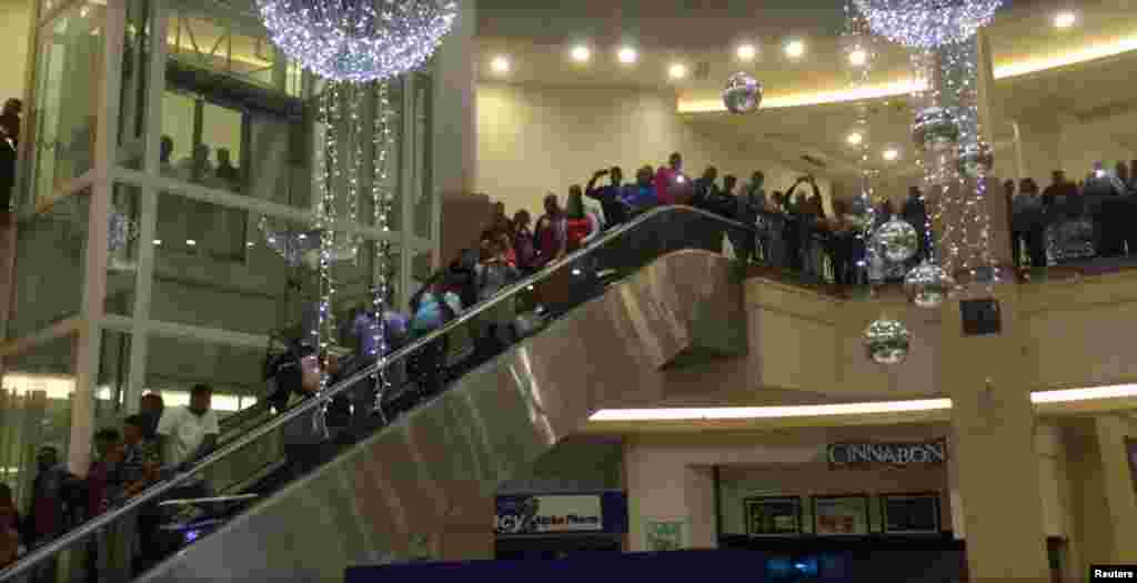 Güney Afrika&#39;nın Durban kentinde indirimlerden yararlanmak isteyenler uzun kuyruklar oluşturdu.&nbsp;