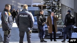 La police déployée après une "petite explosion" survenue au Morosani Posthotel, à Davos, Suisse, , le 27 janvier 2011 .