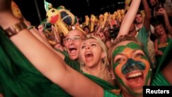 Manifestantes celebraron el voto de la Cámara baja que determinó la procedencia del juicio político de la presidenta Rousseff.