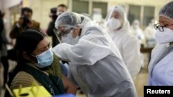 Una mujer recibe la primera dosis de la vacuna rusa contra COVID-19 Sputnik V en La Paz, Bolivia, el 27 de abril de 2021.