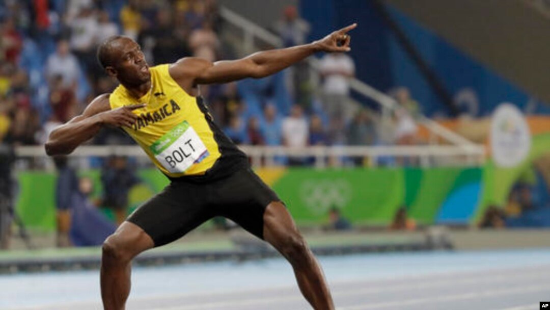 Usain Bolt dari Jamaika merayakan medali emas yang diraihnya dari final lari 200 meter putra pada Olimpiade Rio, Agustus 2016. (AP/David J. Phillip)