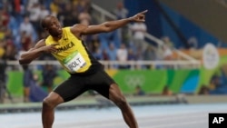 Usain Bolt de la Jamaïque célèbre sa médaille d'or dans la finale des 200 mètres Homme lors des compétitions d'athlétisme des Jeux olympiques d'été de 2016 au stade olympique de Rio de Janeiro au Brésil, 18 août 2016.