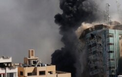 El edificio que alberga las oficinas de la Associated Press y otras organizaciones noticiosas en la Ciudad de Gaza se derrumba tras ser alcanzado por un ataque aéreo israelí el sábado, 15 de mayo del 2021. No hubo heridos.