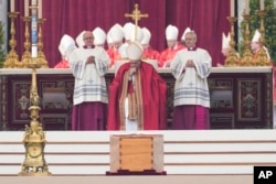 Paus Fransiskus (tengah), duduk di dekat peti jenazah mendiang Paus Emeritus Benediktus XVI ketika para kardinal tiba di Lapangan Santo Petrus sebelum dimulainya misa pemakaman di Vatikan, Kamis, 5 Januari 2023.(AP/Alessandra Tarantino)