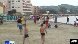 Plazhi i Durrësit bëhet gati për sezonin e ri turistik