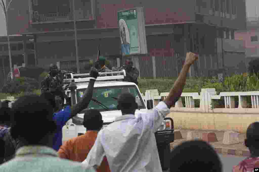 Civilians cheer as mutinous soldiers drive past in Bamako, March 21, 2012. (AP photo)