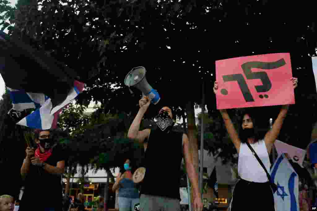 گروهی از معترضان به به سختگیری ها برای مقابله با شیوع کرونا در شهر تل آویو تجمع کرده اند. دولت می‌گوید برای مهار کرونا این قرنطینه لازم است. 