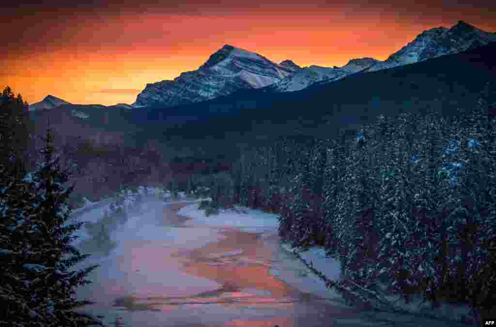 Suasana matahari terbenam di &#39;Morant&#39;s Curve&#39; di kawasan taman nasional Banff, dekat Danaui Louise di Kanada di mana suhu udara mencapai -36 Celcius (minus 36 derajat Celcius). 