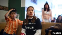 Elvira Arellano junto a su hijo Saúl, cuando tenía 8 años y se encontraban refugiados en una iglesia en Chicago.