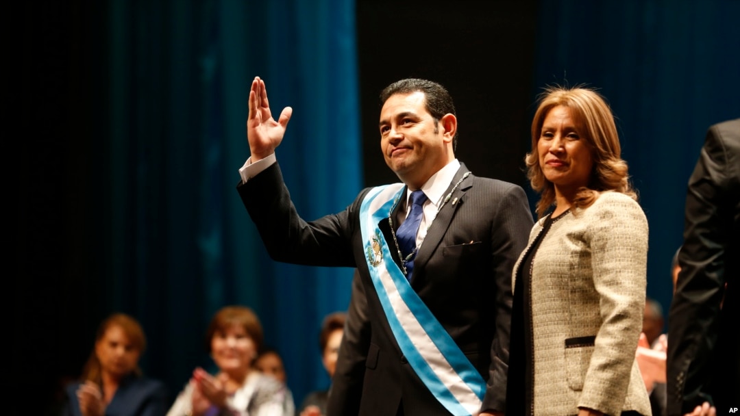 Presiden Guatemala Jimmy Morales bersama istrinya Hilda Marroquin, bertemu dengan para pendukungnya seusai pengambilan sumpah jabatan di National Theater, Guatemala City (14/1).