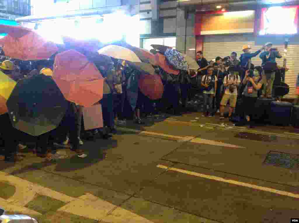 香港占领人士在旺角占领区砵兰街与警方对峙 (美国之音海彦 拍摄)