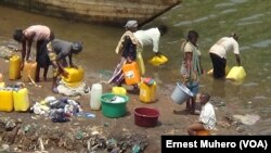 Des habitants de Bukavu puisent l'eau du lac Kivu pour la consommer, Sud-Kivu, RDC. (VOA/Ernest Muhero)