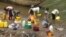 Des habitants de Bukavu puisent l'eau du lac Kivu pour la consommer, Sud-Kivu, RDC. (VOA/Ernest Muhero)