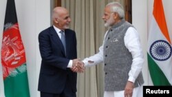 بھارتی وزیر اعظم نریندر مودی افغان صدر اشرف غنی کا نئی دہلی میں استقبال کر رہے ہیں۔ 24 اکتوبر 2017